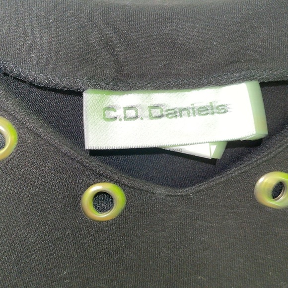 Hi low hem black top. EUC - Picture 3 of 6